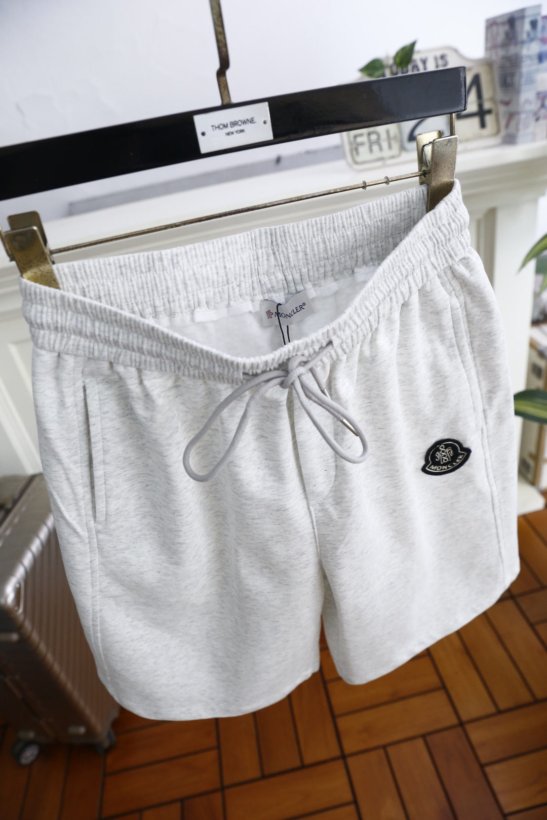 🔥蒙口.26夏季新品！时尚男士简约休闲运动短裤，采用松紧抽绳腰头设计，自在贴合且穿脱便捷。侧边的标识徽章