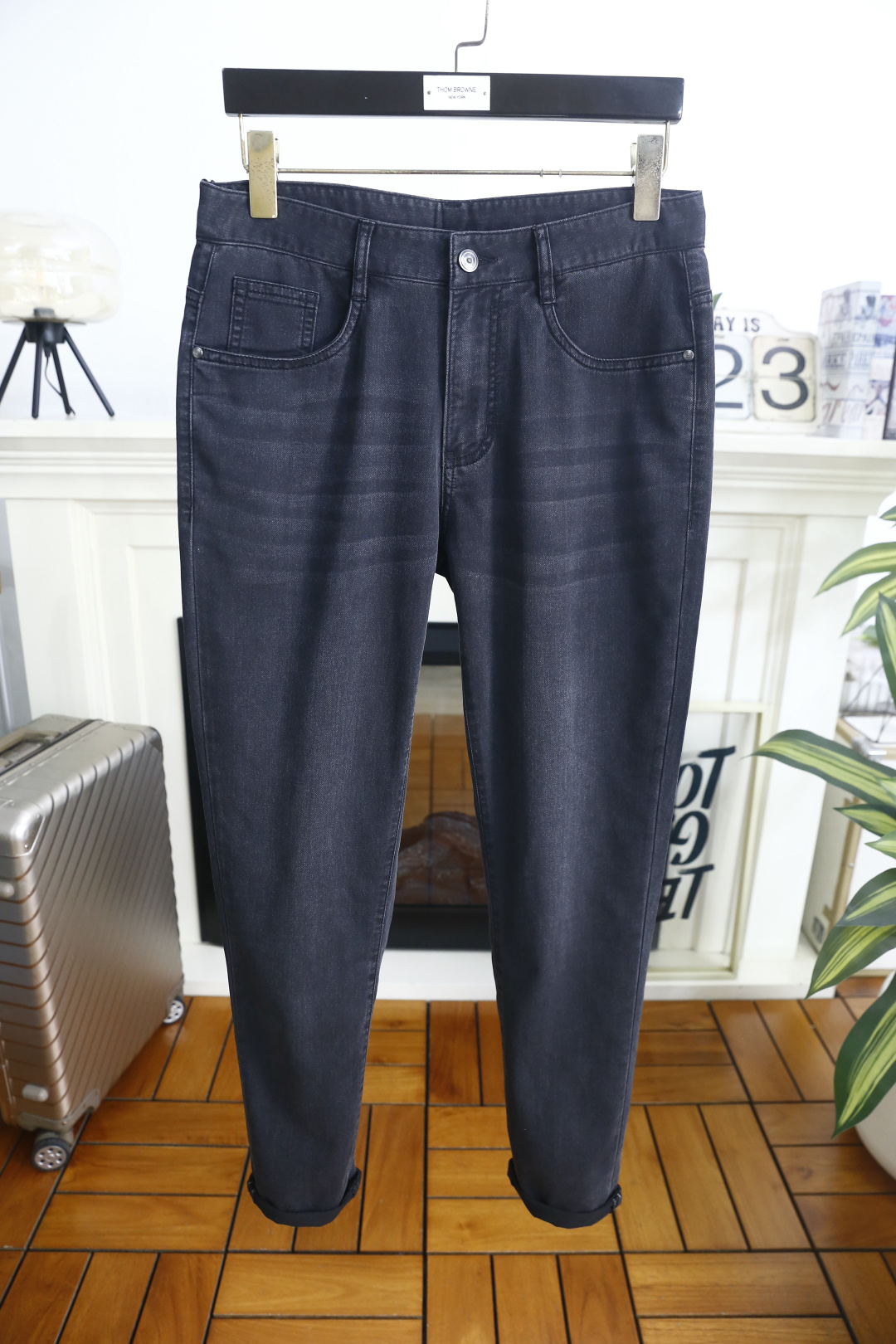 🔥普拉达.26夏季新品！时尚男士经典百搭牛仔裤，利落剪裁修饰腿部线条，打造利落修长的视觉效果。后袋的标识