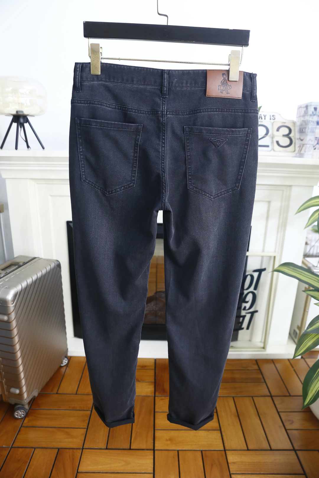 🔥普拉达.26夏季新品！时尚男士经典百搭牛仔裤，利落剪裁修饰腿部线条，打造利落修长的视觉效果。后袋的标识