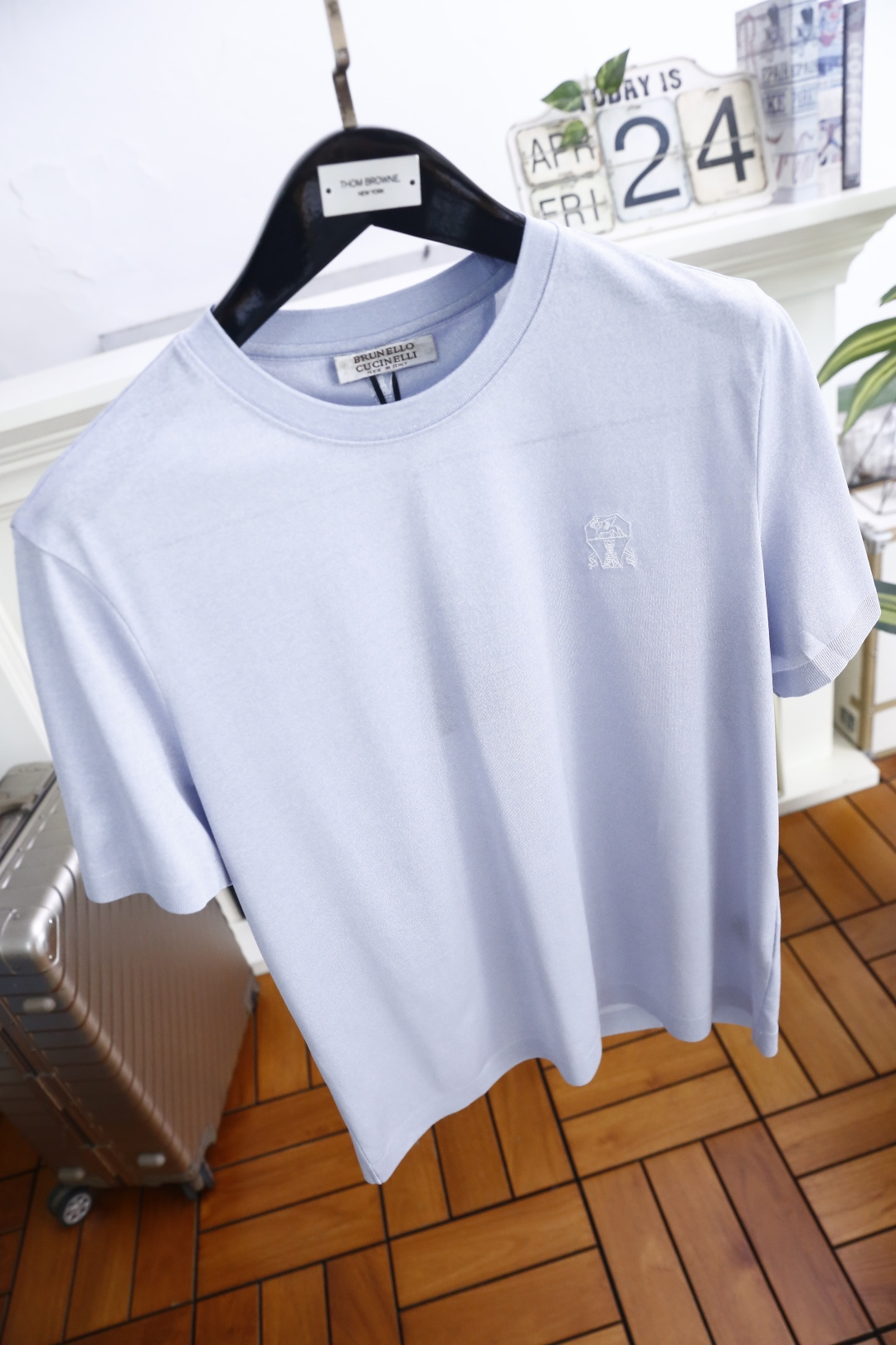 🔥BC.26夏季新品！时尚男士极简风基础T恤，采用利落剪裁打造出松弛而不拖沓的廓形。左胸的精致刺绣标识低