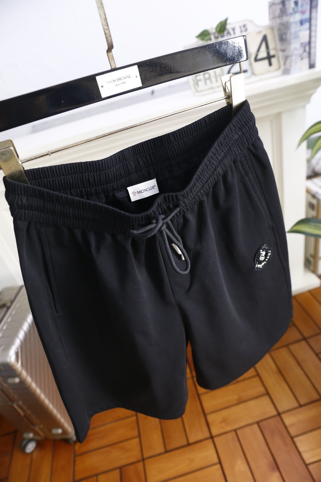 🔥蒙口.26夏季新品！时尚男士简约休闲运动短裤，采用松紧抽绳腰头设计，自在贴合且穿脱便捷。侧边的标识徽章