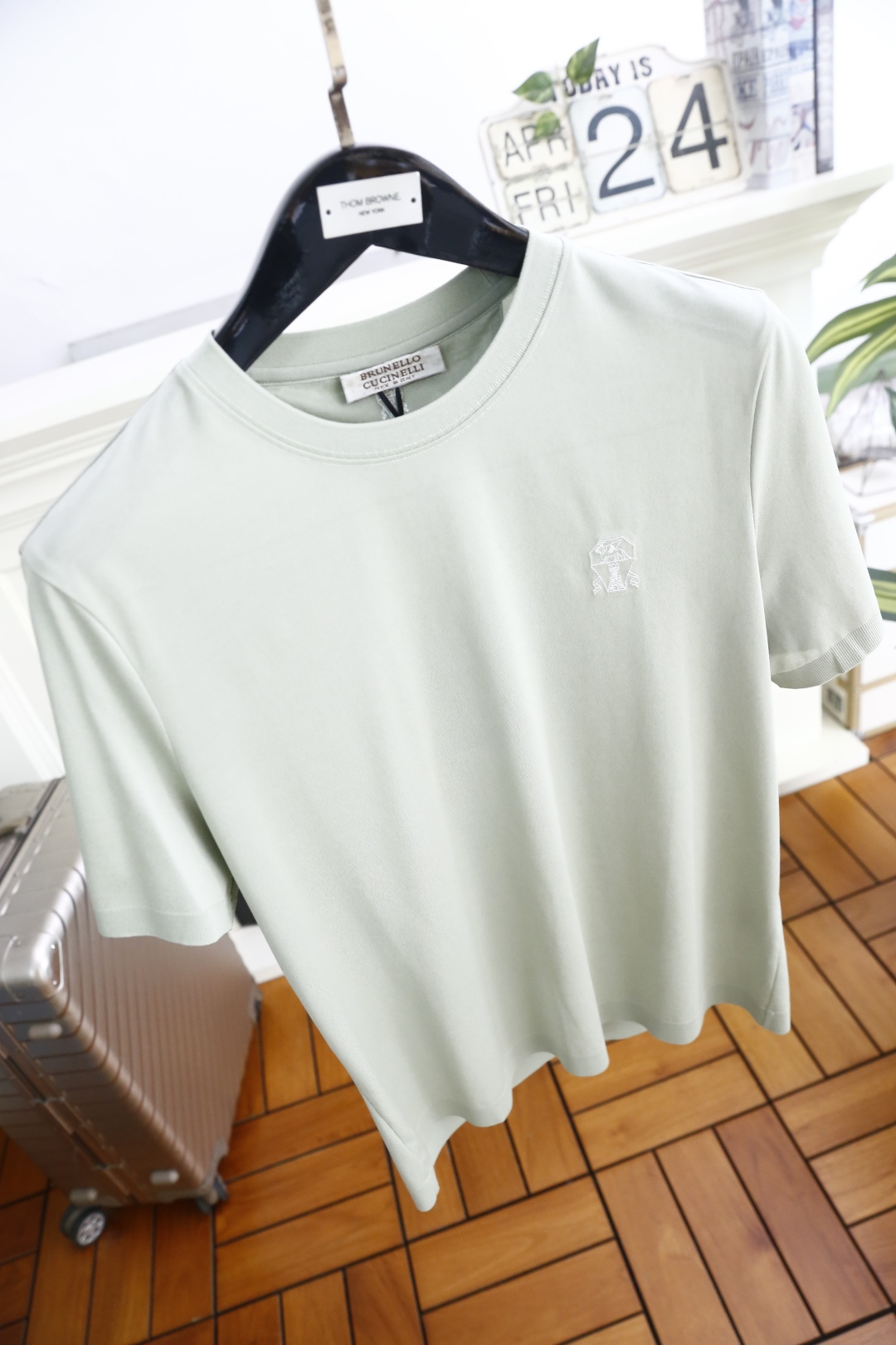 🔥BC.26夏季新品！时尚男士极简风基础T恤，采用利落剪裁打造出松弛而不拖沓的廓形。左胸的精致刺绣标识低
