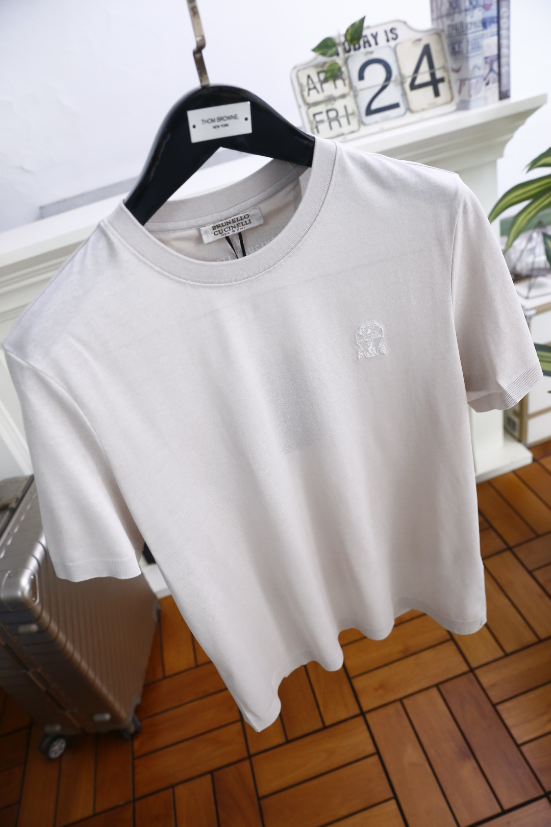 🔥BC.26夏季新品！时尚男士极简风基础T恤，采用利落剪裁打造出松弛而不拖沓的廓形。左胸的精致刺绣标识低