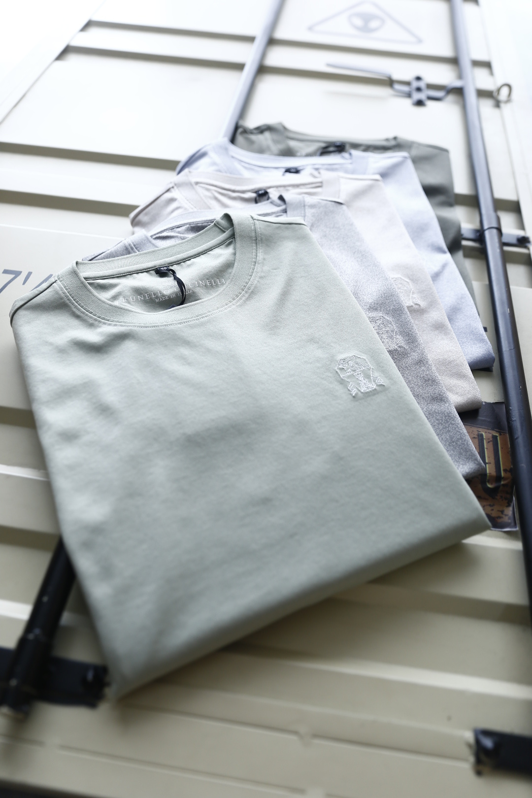 🔥BC.26夏季新品！时尚男士极简风基础T恤，采用利落剪裁打造出松弛而不拖沓的廓形。左胸的精致刺绣标识低