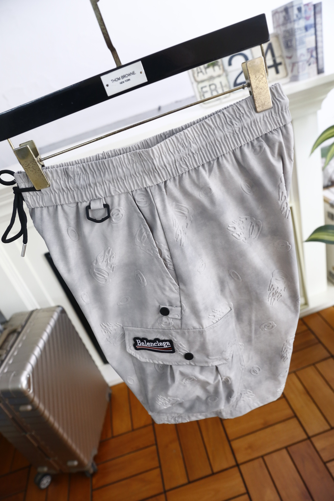 🔥巴黎世家.26夏季新品！时尚男士潮流百搭工装短裤，采用松紧抽绳腰头设计，兼顾舒适与利落感。立体压纹与工