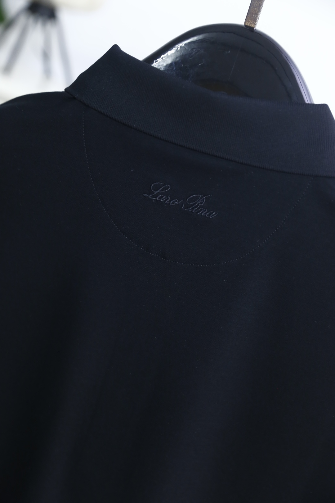 🔥Loro Piana.26夏季新品！时尚男士百搭利落挺括的版型打造出利落有型的轮廓，经典翻领搭配门襟排