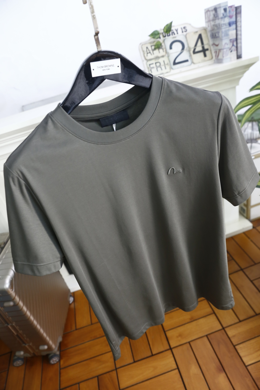 🔥杰尼亚.26夏季新品！时尚男士极简主义风格的基础款T恤，采用舒适100支匹马棉面料👍胸前利落的剪裁打造