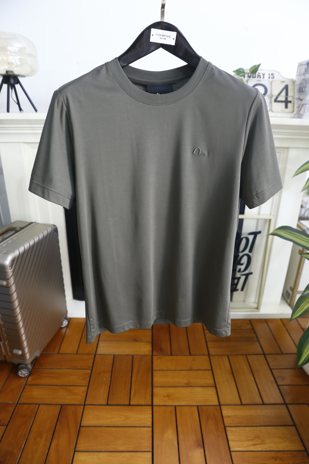 🔥杰尼亚.26夏季新品！时尚男士极简主义风格的基础款T恤，采用舒适100支匹马棉面料👍胸前利落的剪裁打造