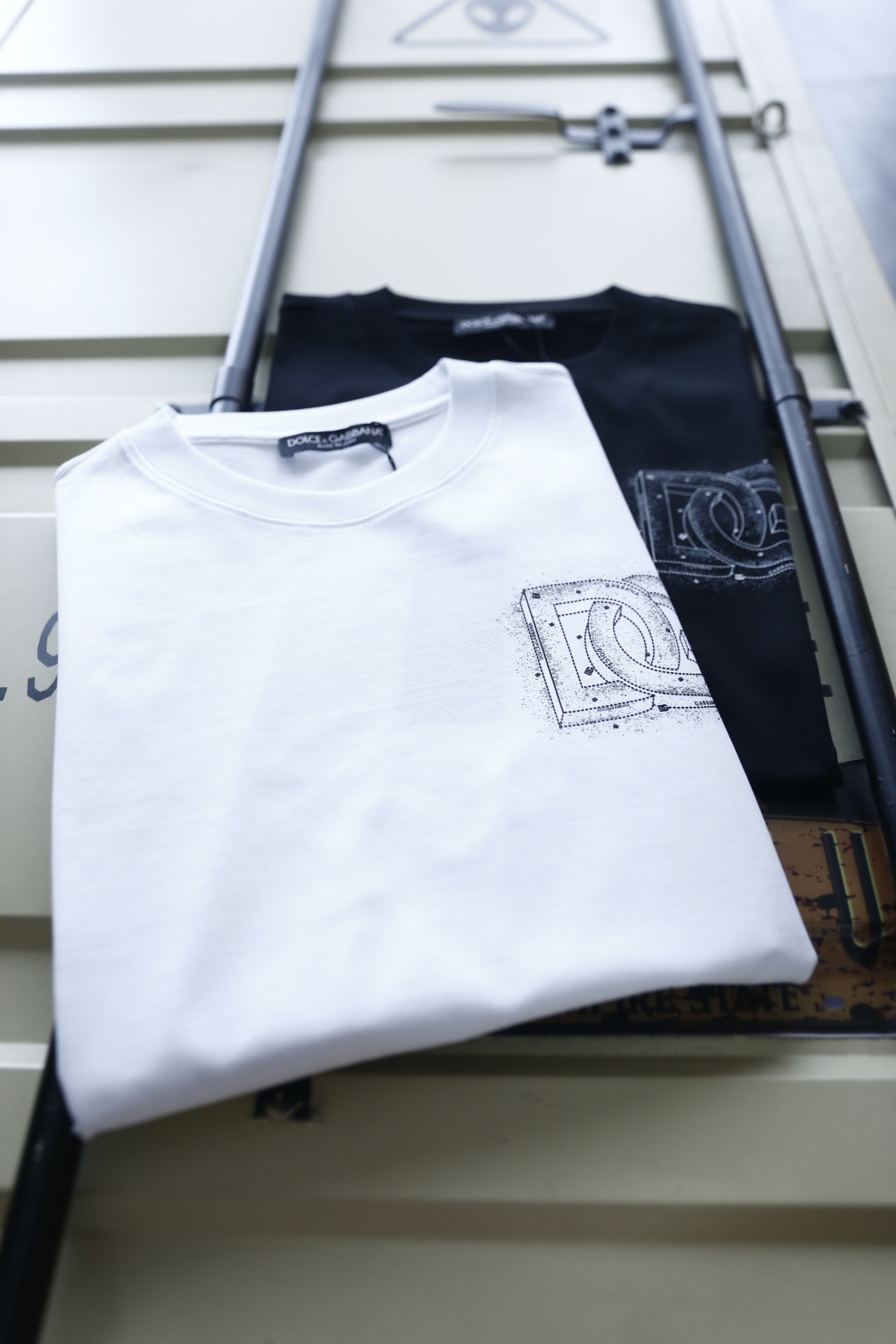 🔥杜嘉班纳.26夏季新品！时尚男士经典基础廓形T恤，以利落线条勾勒出松弛而有型的轮廓。胸前的品牌标识采用