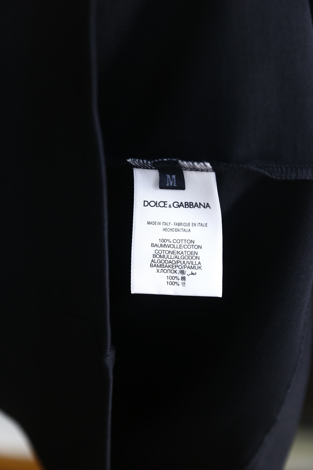 🔥杜嘉班纳.26夏季新品！时尚男士经典基础廓形T恤，以利落线条勾勒出松弛而有型的轮廓。胸前的品牌标识采用