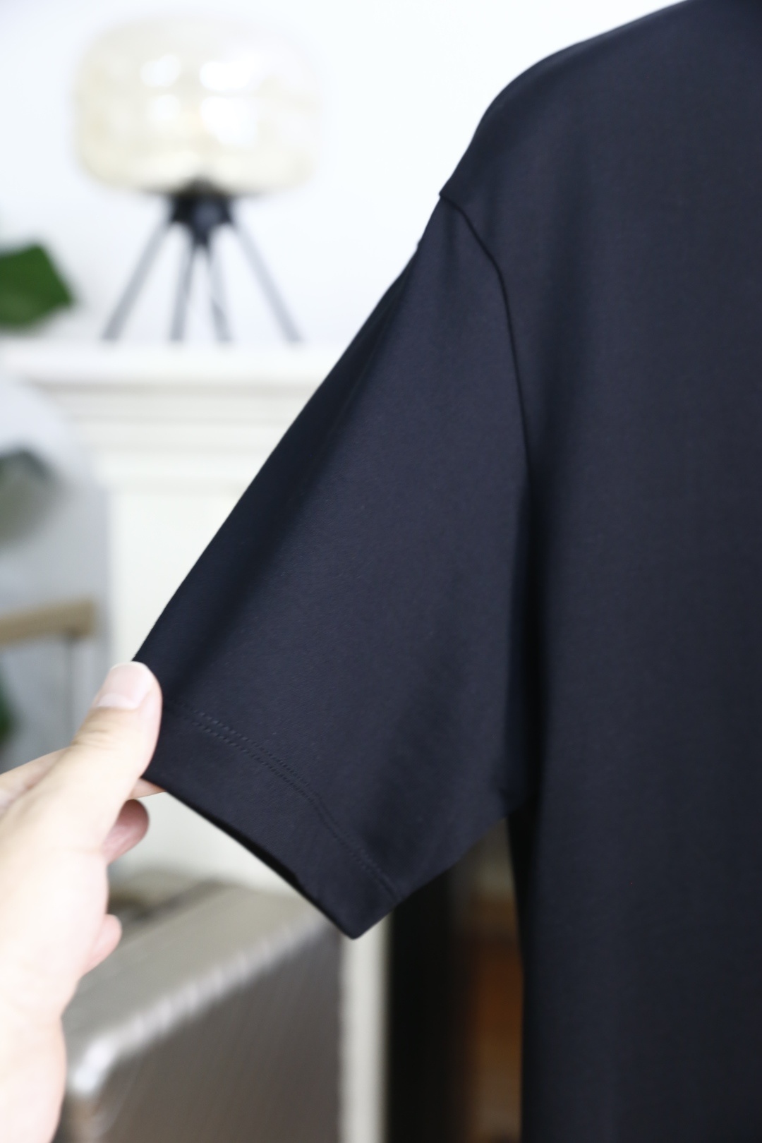 🔥杜嘉班纳.26夏季新品！时尚男士经典基础廓形T恤，以利落线条勾勒出松弛而有型的轮廓。胸前的品牌标识采用