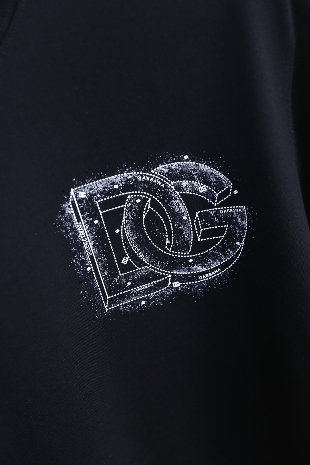 🔥杜嘉班纳.26夏季新品！时尚男士经典基础廓形T恤，以利落线条勾勒出松弛而有型的轮廓。胸前的品牌标识采用