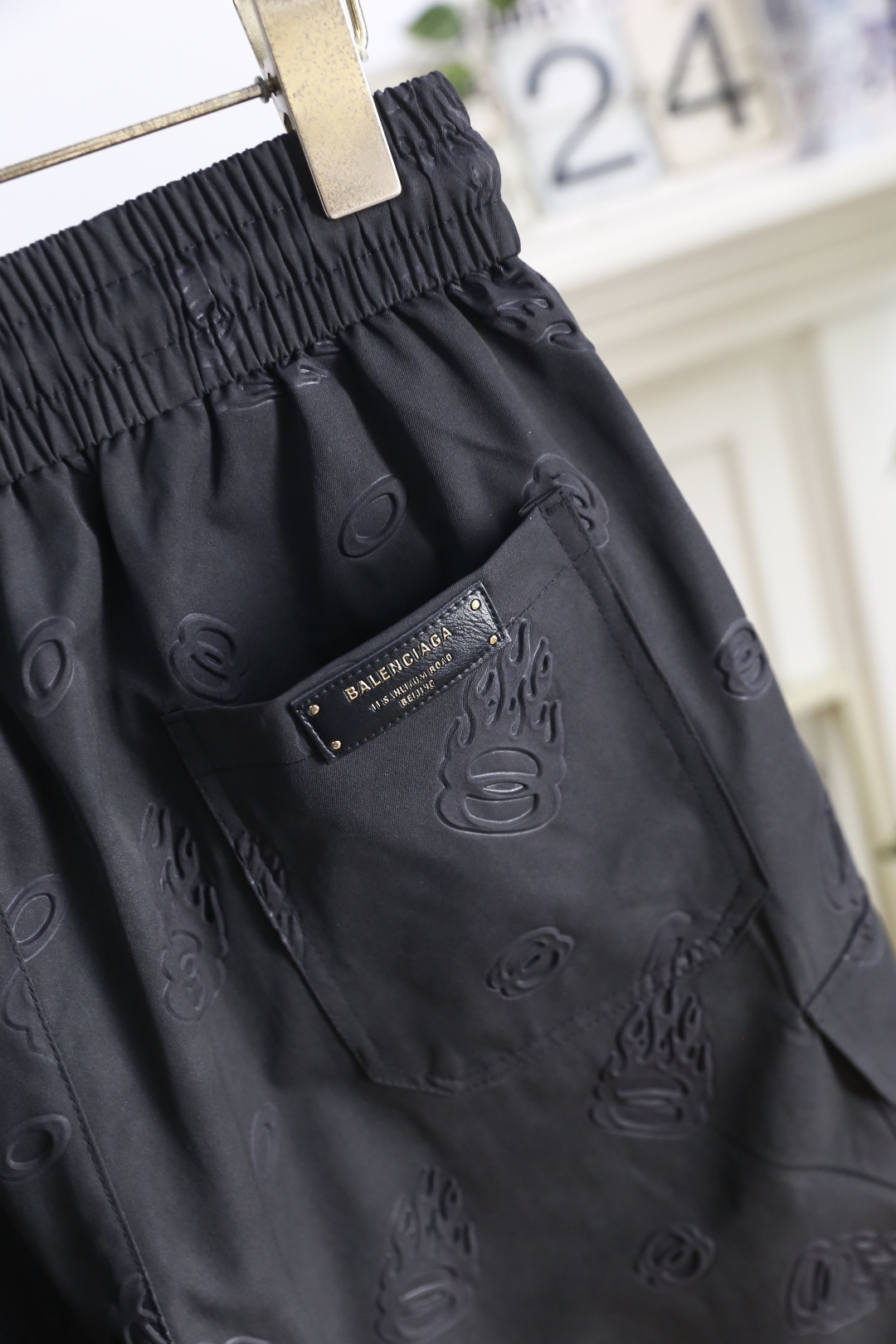 🔥巴黎世家.26夏季新品！时尚男士潮流百搭工装短裤，采用松紧抽绳腰头设计，兼顾舒适与利落感。立体压纹与工