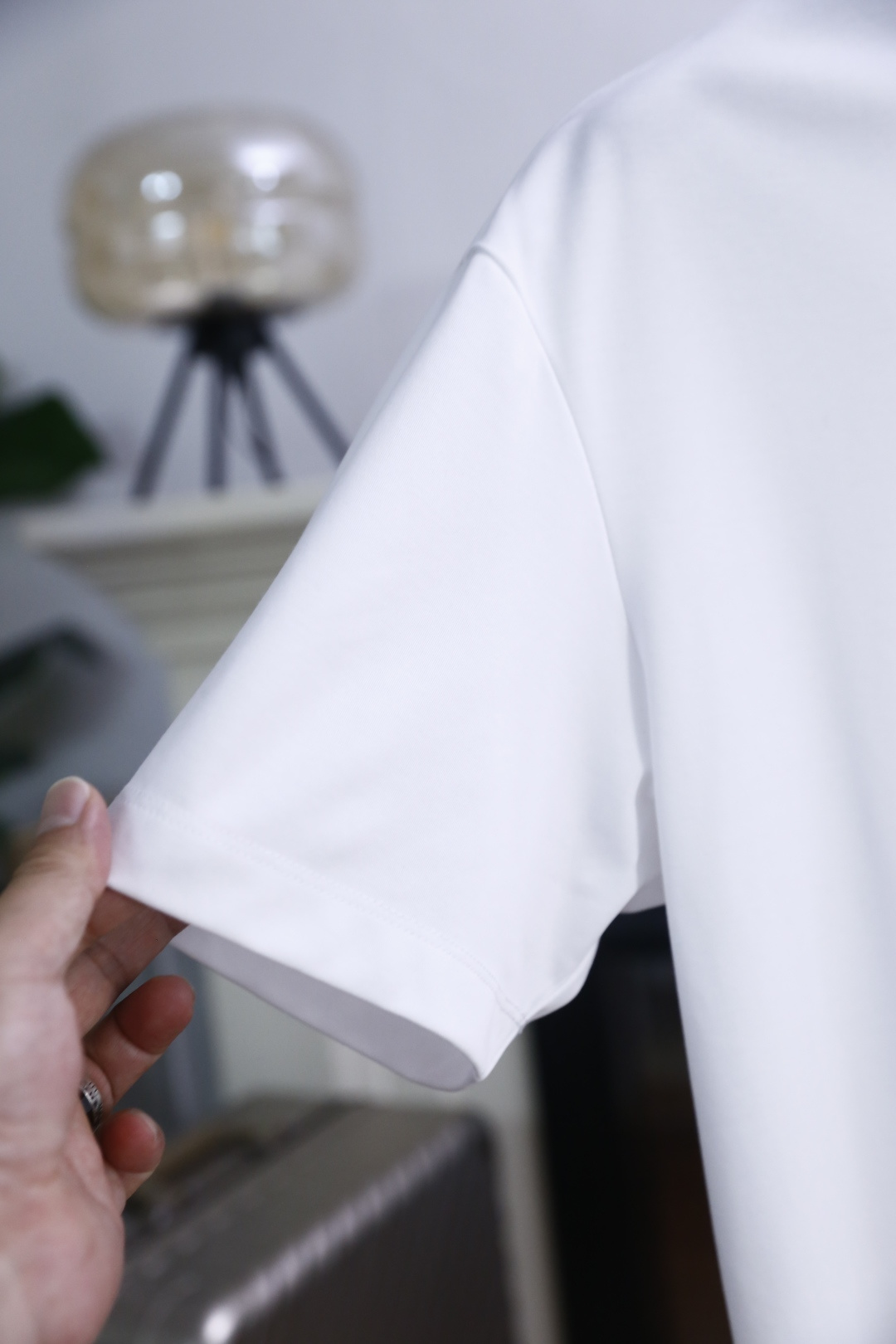 🔥迪奥.26夏季新品！时尚男士百搭T恤采用经典圆领设计，版型宽松不紧绷，上身利落有型。胸前饰有精致的品牌