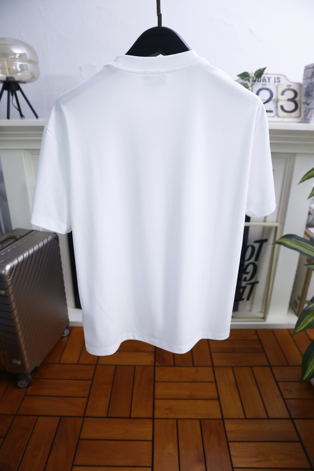 🔥迪奥.26夏季新品！时尚男士百搭T恤采用经典圆领设计，版型宽松不紧绷，上身利落有型。胸前饰有精致的品牌