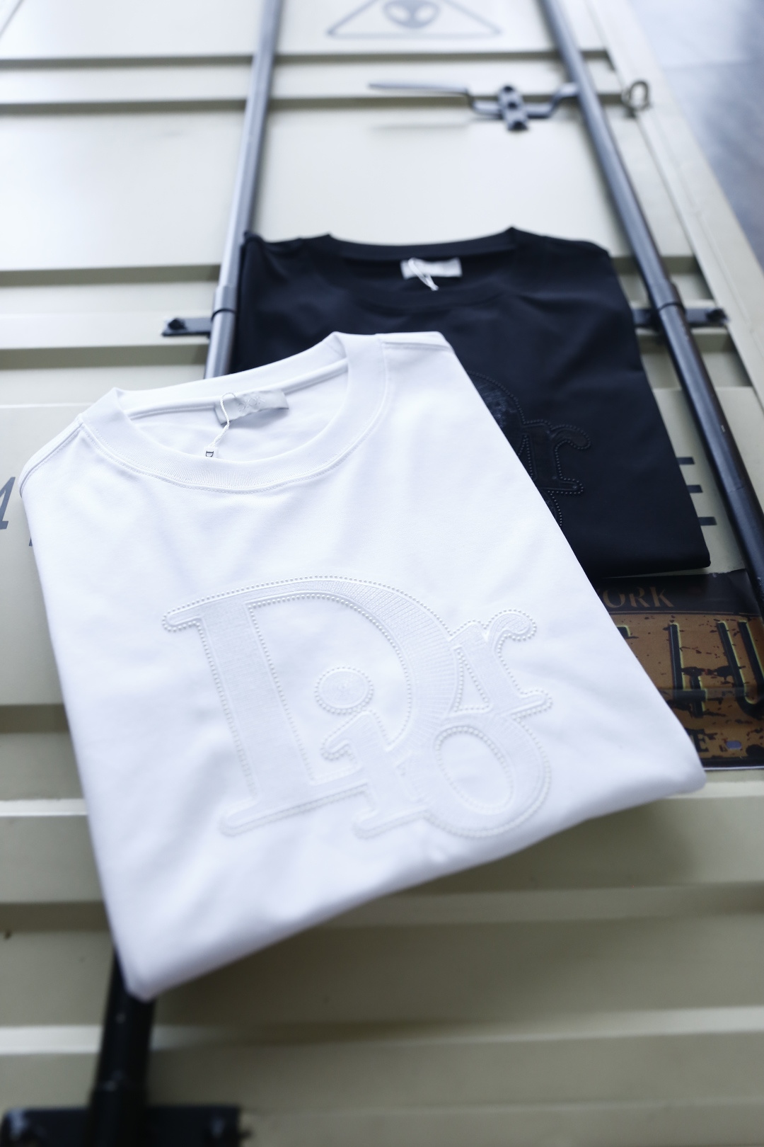 🔥迪奥.26夏季新品！时尚男士百搭T恤采用经典圆领设计，版型宽松不紧绷，上身利落有型。胸前饰有精致的品牌