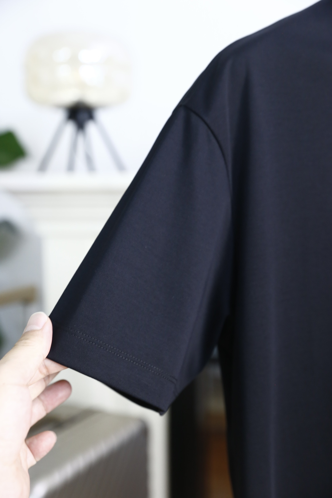 🔥迪奥.26夏季新品！时尚男士百搭T恤采用经典圆领设计，版型宽松不紧绷，上身利落有型。胸前饰有精致的品牌