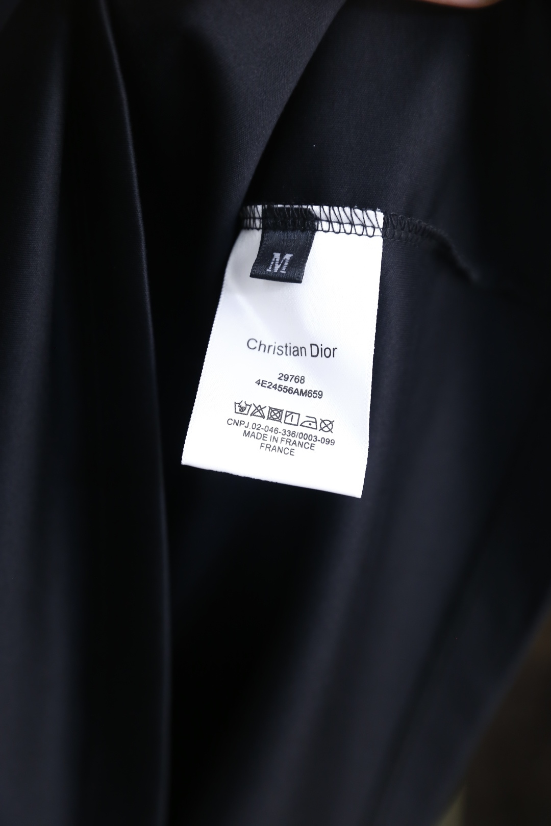 🔥迪奥.26夏季新品！时尚男士百搭T恤采用经典圆领设计，版型宽松不紧绷，上身利落有型。胸前饰有精致的品牌