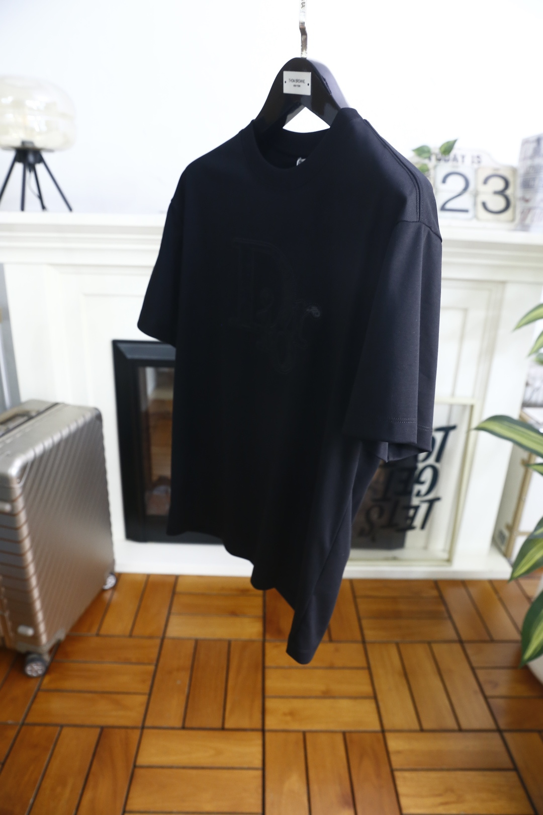 🔥迪奥.26夏季新品！时尚男士百搭T恤采用经典圆领设计，版型宽松不紧绷，上身利落有型。胸前饰有精致的品牌