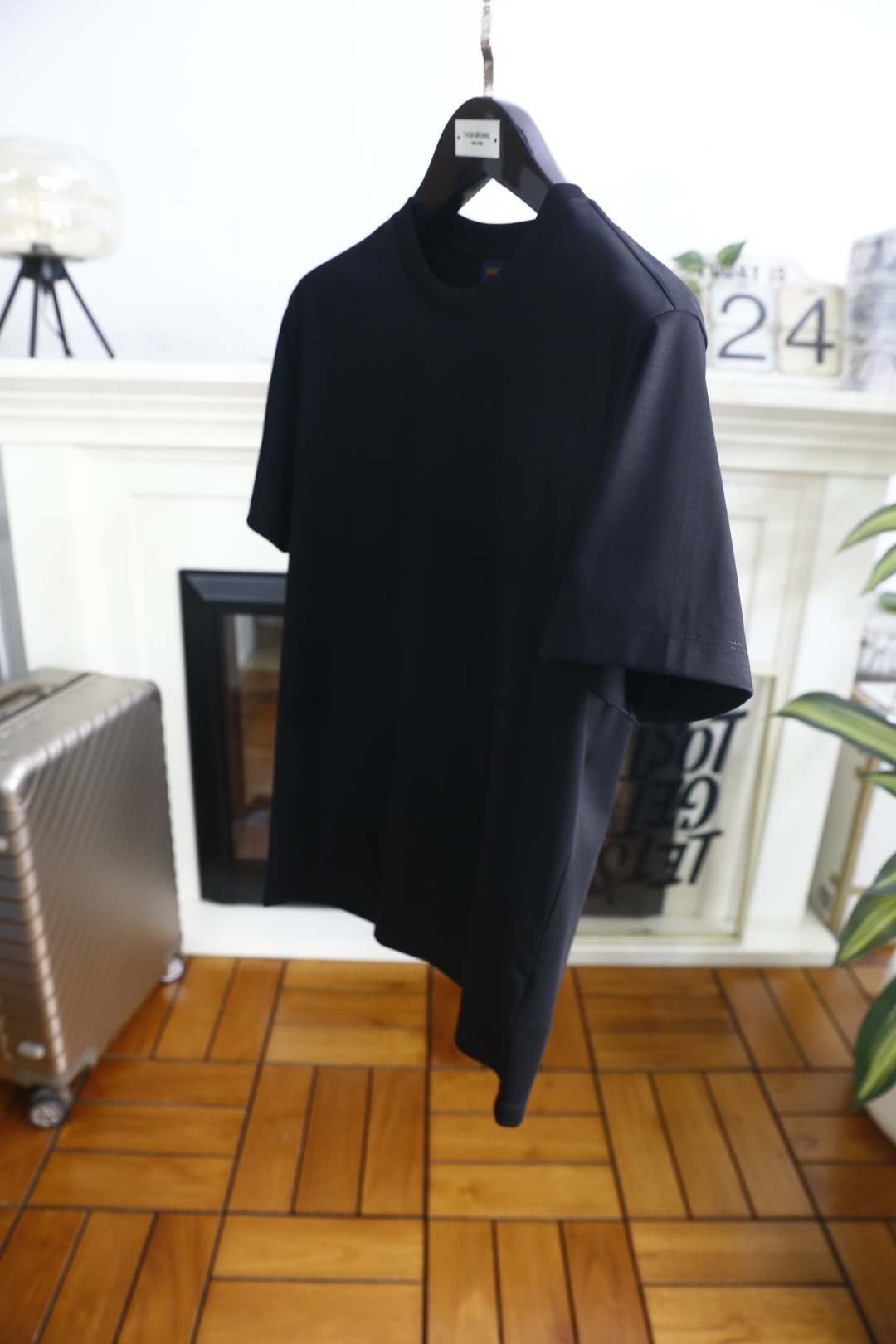 🔥LV.26夏季新品👍男士百搭T恤采用经典圆领设计，版型舒适，上身利落不拖沓。衣身线条流畅干净，剪裁得体