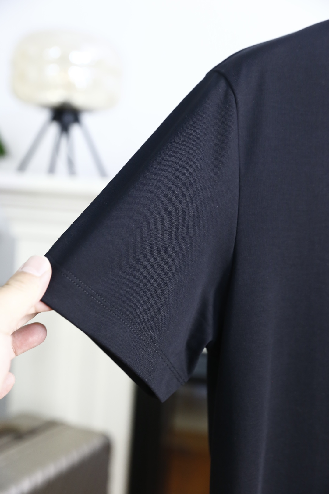 🔥LV.26夏季新品👍男士百搭T恤采用经典圆领设计，版型舒适，上身利落不拖沓。衣身线条流畅干净，剪裁得体