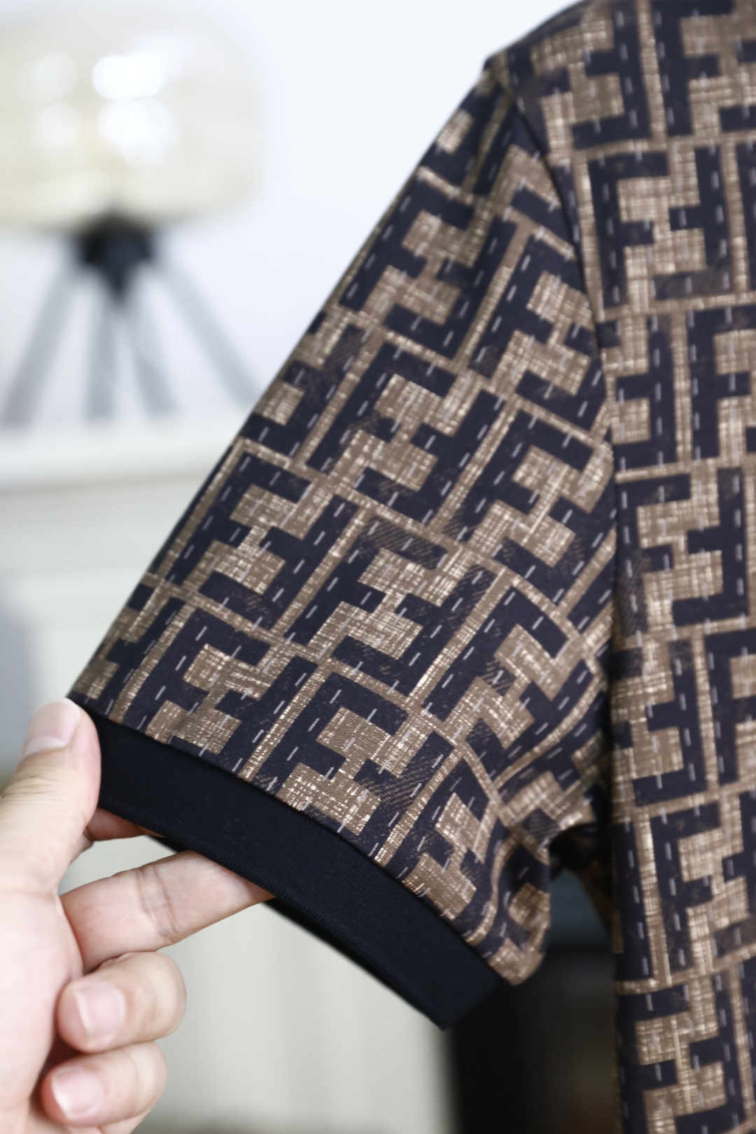 🔥芬迪.26夏季新品！时尚男士百搭Polo衫采用经典翻领设计，搭配同色系门襟纽扣，利落又兼具商务休闲感。