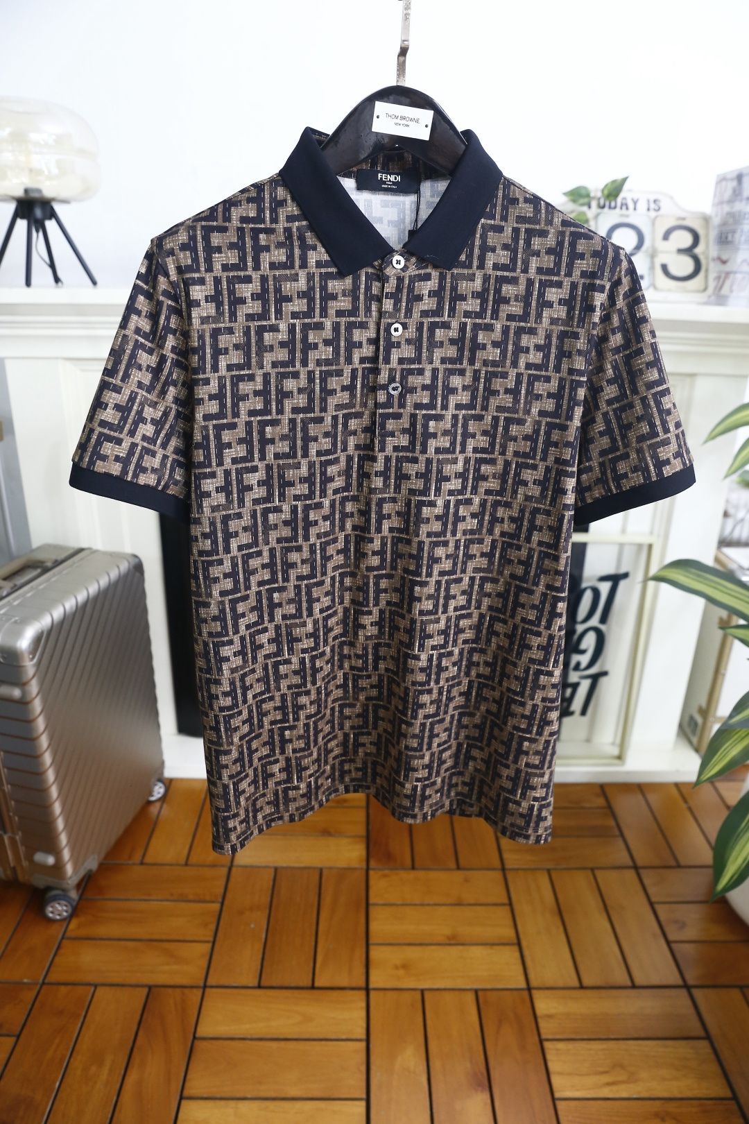 🔥芬迪.26夏季新品！时尚男士百搭Polo衫采用经典翻领设计，搭配同色系门襟纽扣，利落又兼具商务休闲感。