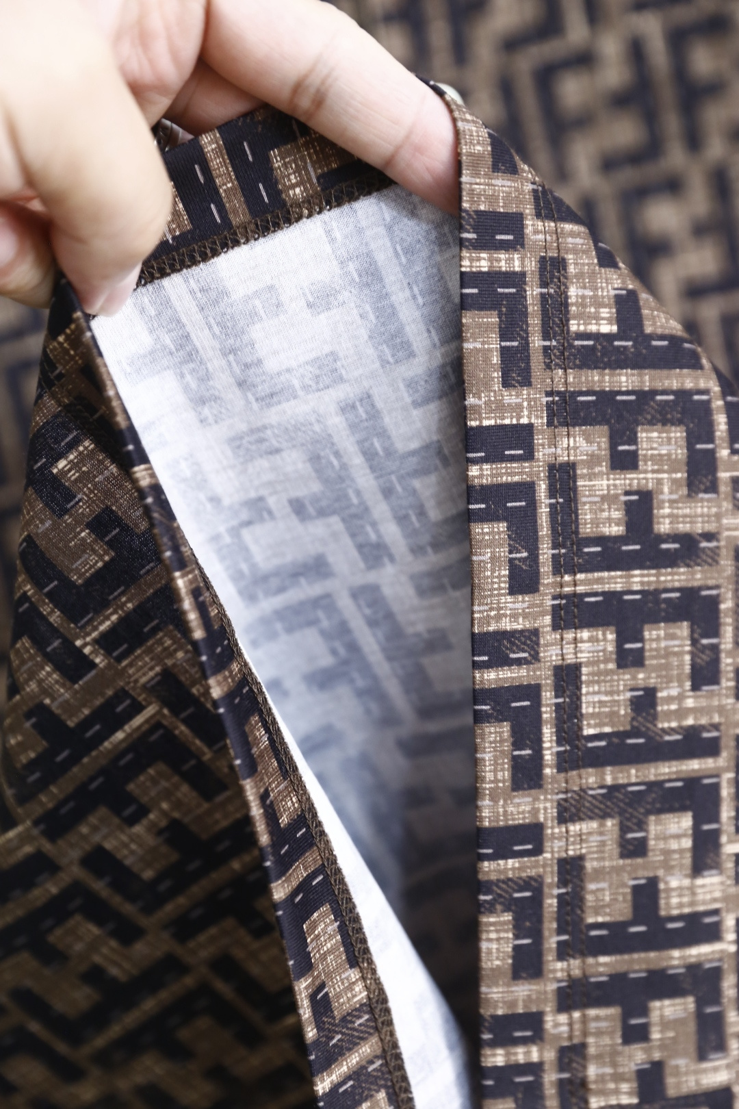 🔥芬迪.26夏季新品！时尚男士百搭Polo衫采用经典翻领设计，搭配同色系门襟纽扣，利落又兼具商务休闲感。