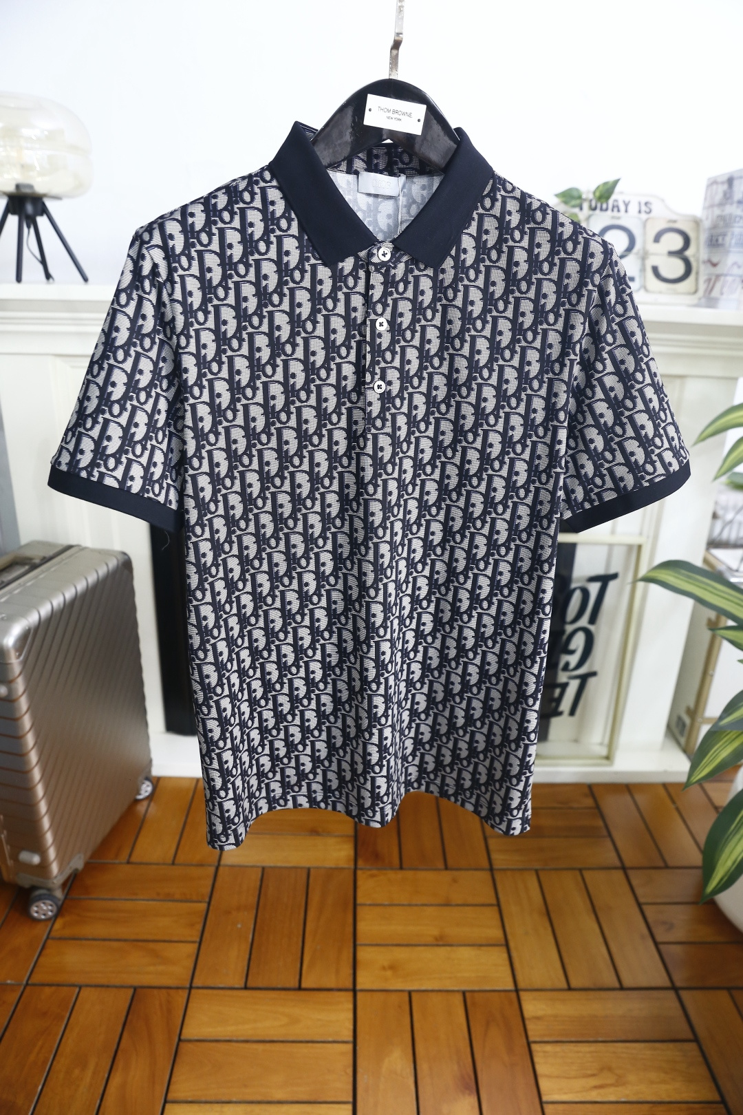 🔥迪奥.26夏季新品！时尚男士百搭Polo衫采用经典翻领设计，搭配同色系门襟纽扣，利落又兼具商务休闲感。