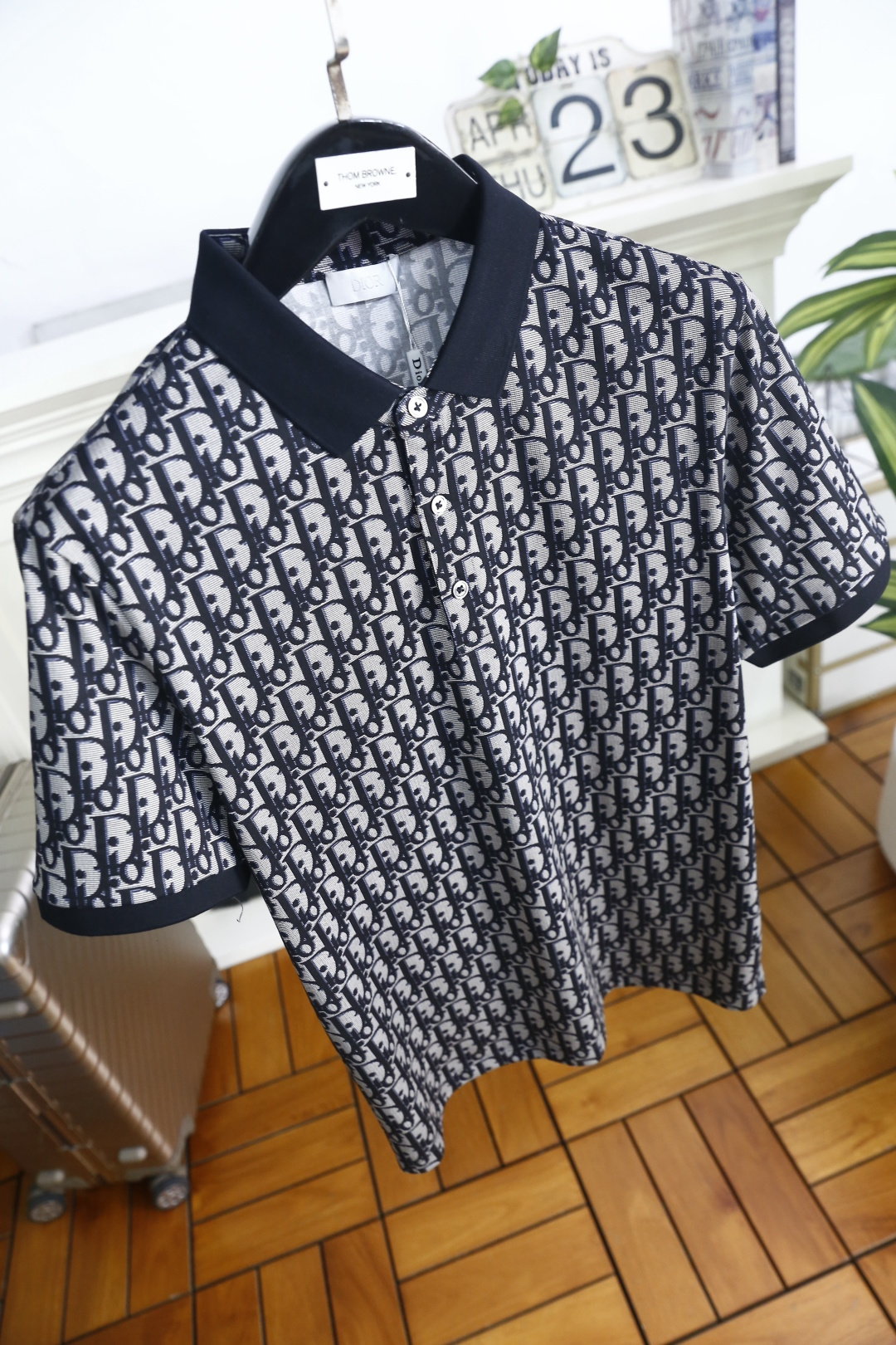 🔥迪奥.26夏季新品！时尚男士百搭Polo衫采用经典翻领设计，搭配同色系门襟纽扣，利落又兼具商务休闲感。