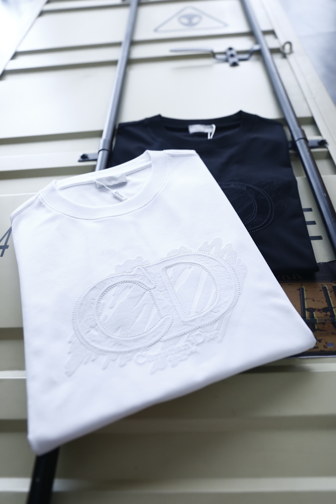 🔥迪奥.26夏季新品🔥时尚男士百搭简约大气的基础款短袖T恤，版型宽松不紧绷，上身利落不拖沓。圆领设计贴合