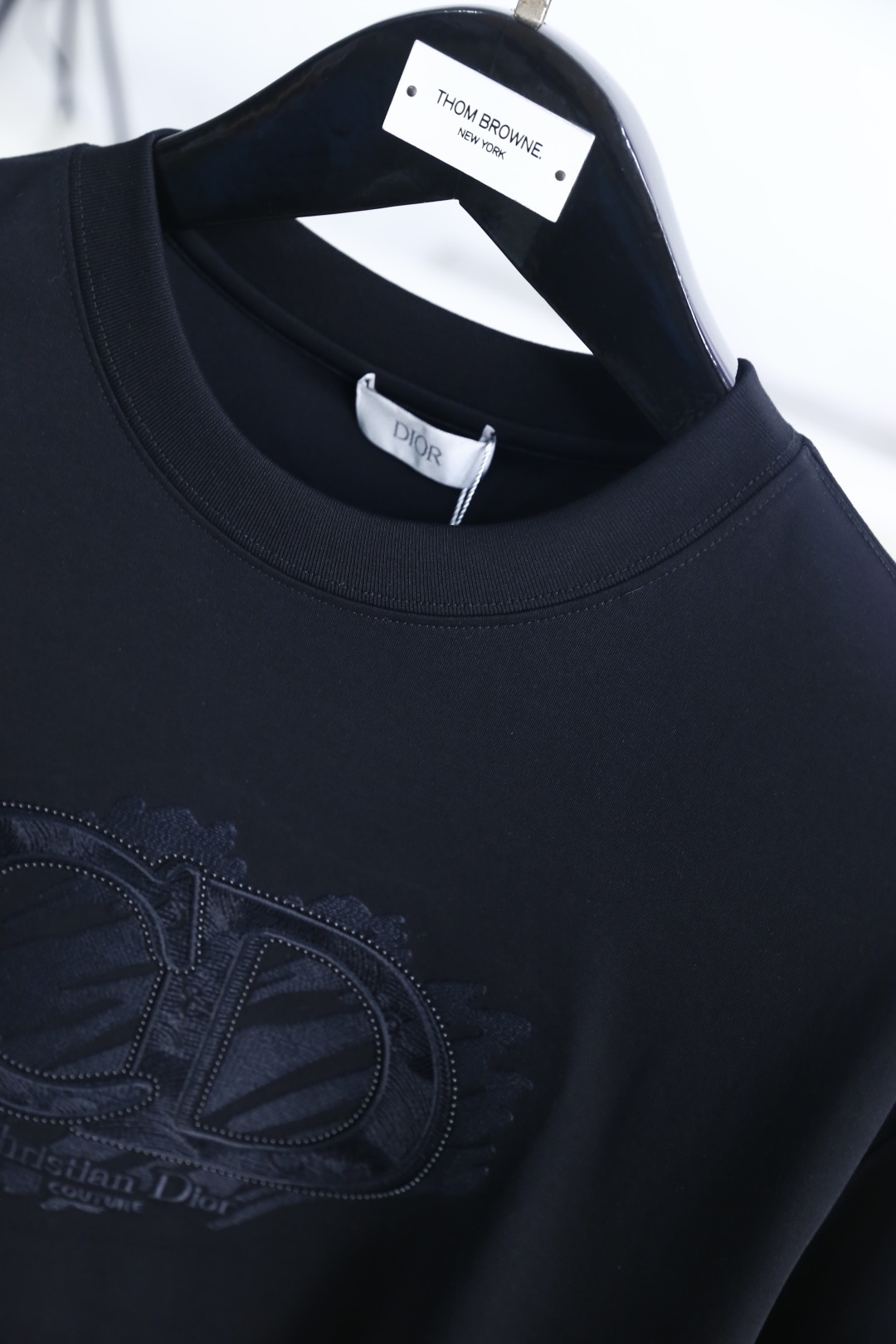 🔥迪奥.26夏季新品🔥时尚男士百搭简约大气的基础款短袖T恤，版型宽松不紧绷，上身利落不拖沓。圆领设计贴合