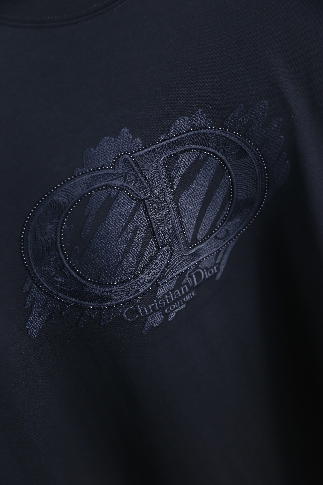 🔥迪奥.26夏季新品🔥时尚男士百搭简约大气的基础款短袖T恤，版型宽松不紧绷，上身利落不拖沓。圆领设计贴合