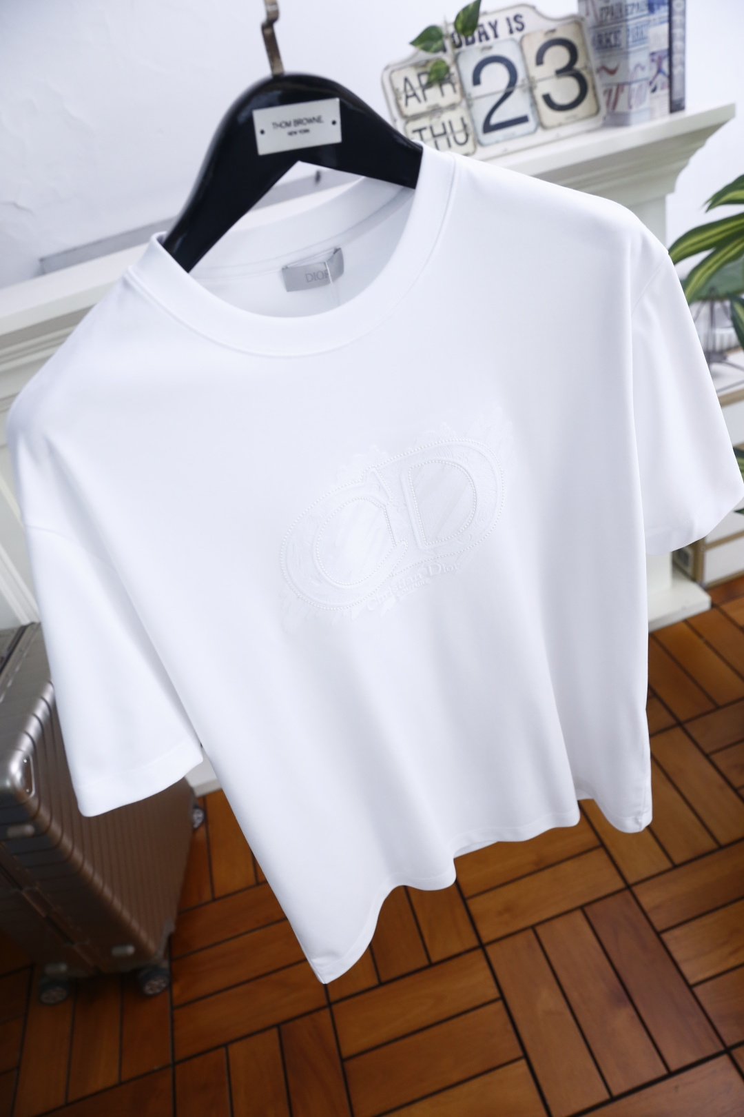 🔥迪奥.26夏季新品🔥时尚男士百搭简约大气的基础款短袖T恤，版型宽松不紧绷，上身利落不拖沓。圆领设计贴合