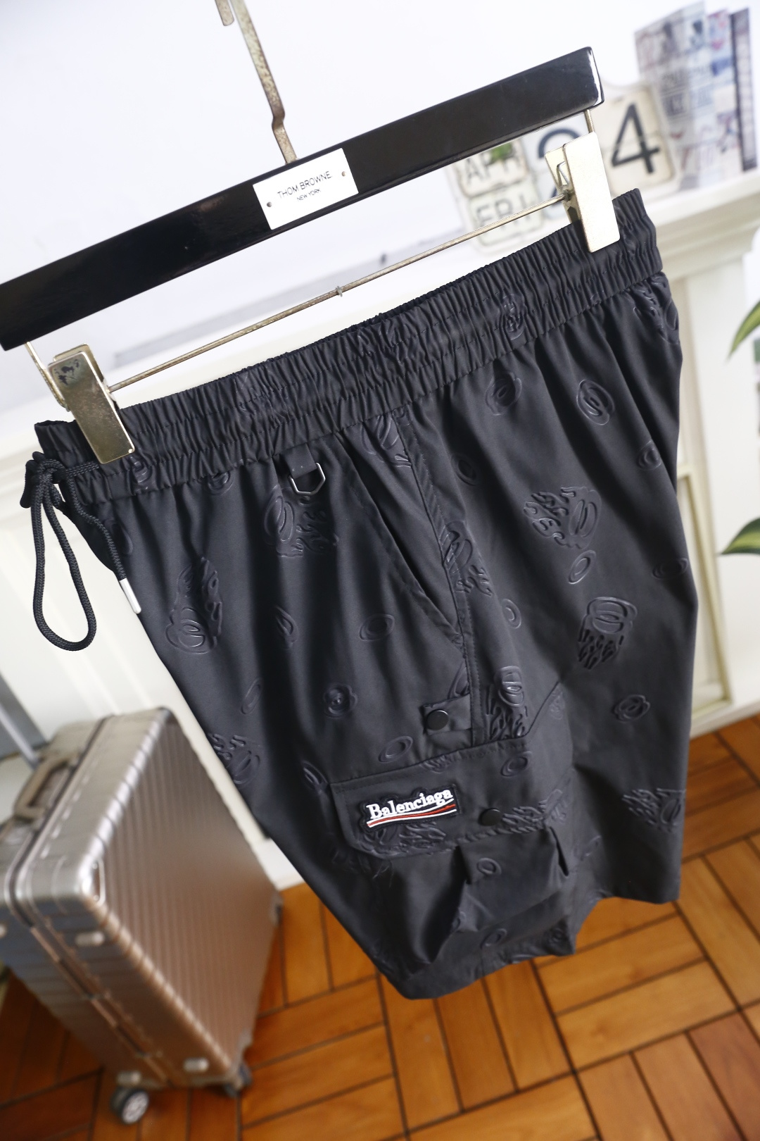 🔥巴黎世家.26夏季新品！时尚男士潮流百搭工装短裤，采用松紧抽绳腰头设计，兼顾舒适与利落感。立体压纹与工