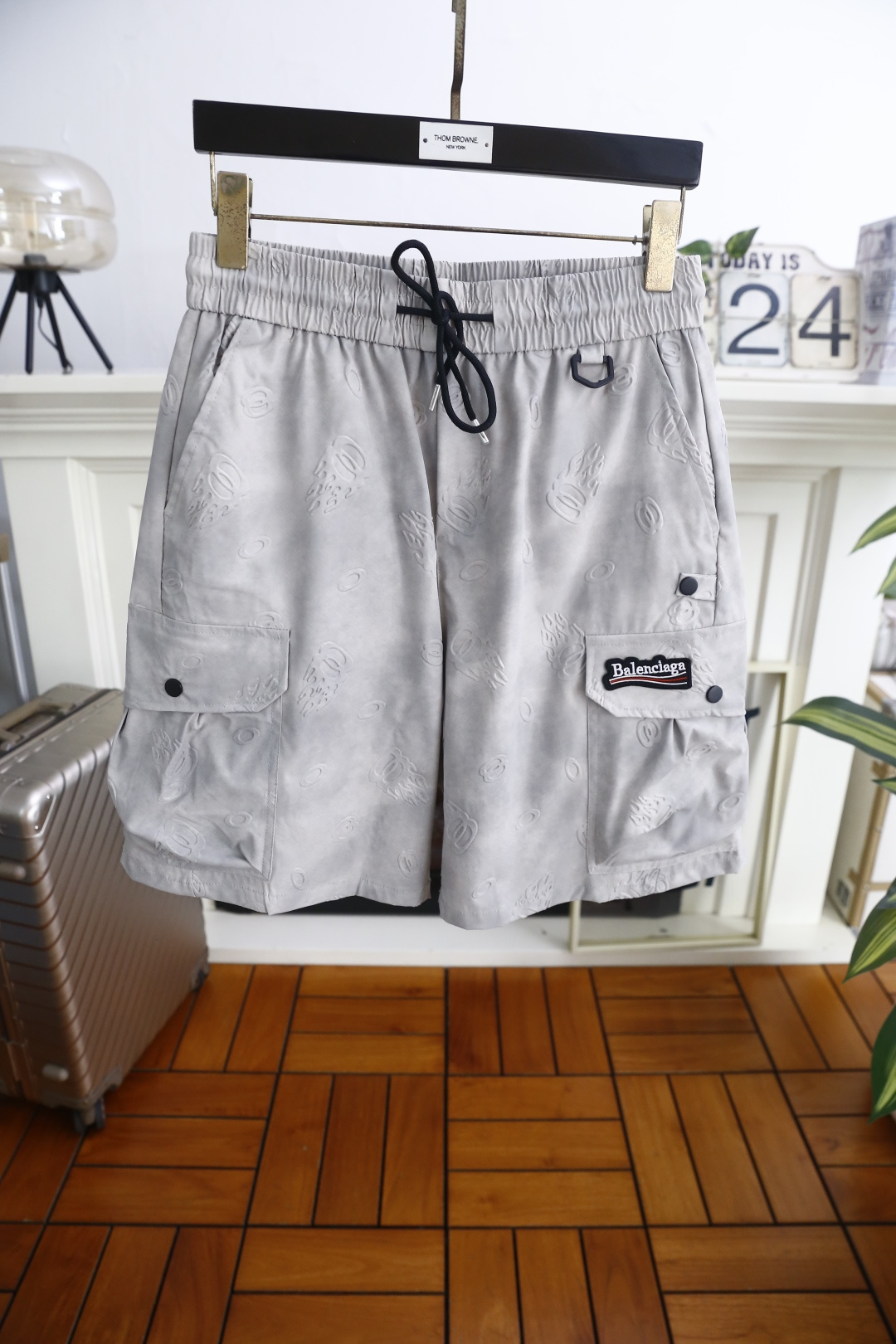 🔥巴黎世家.26夏季新品！时尚男士潮流百搭工装短裤，采用松紧抽绳腰头设计，兼顾舒适与利落感。立体压纹与工