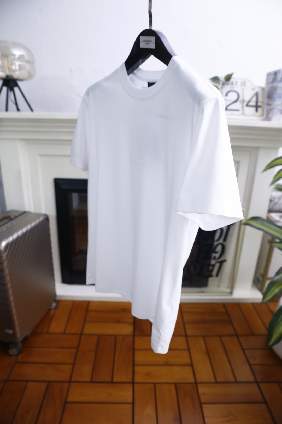🔥LV.26夏季新品👍男士百搭T恤采用经典圆领设计，版型舒适，上身利落不拖沓。衣身线条流畅干净，剪裁得体