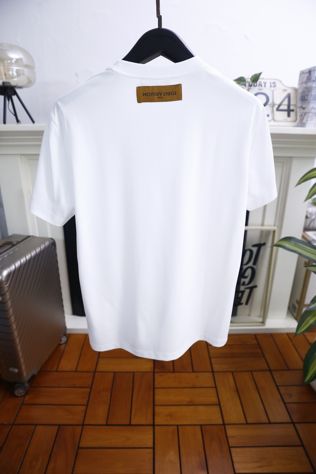 🔥LV.26夏季新品👍男士百搭T恤采用经典圆领设计，版型舒适，上身利落不拖沓。衣身线条流畅干净，剪裁得体