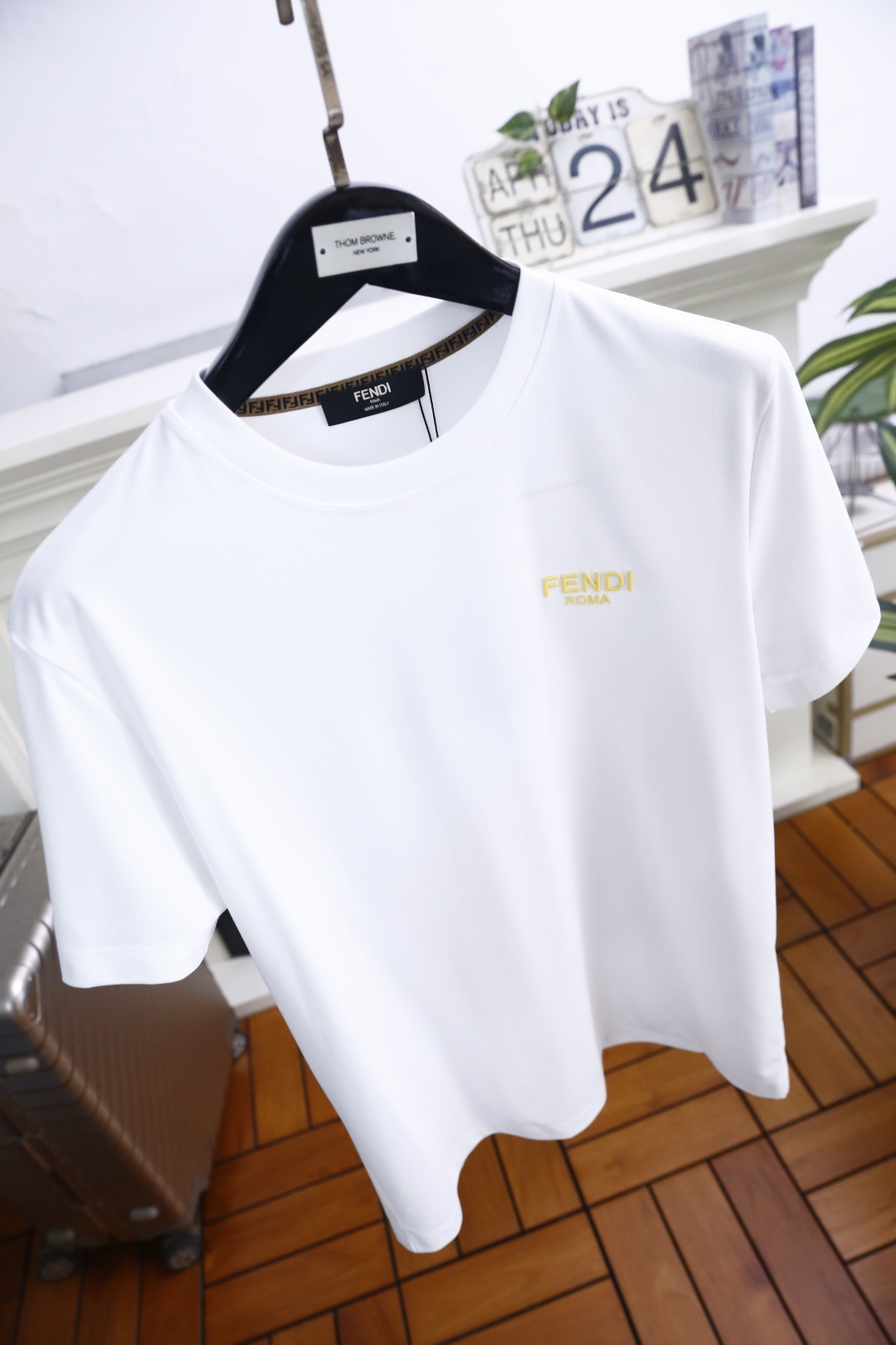 🔥芬迪.26夏季新品！时尚男士百搭短袖T恤采用经典圆领设计，领口边缘饰有品牌标志性织带细节，低调暗藏巧思