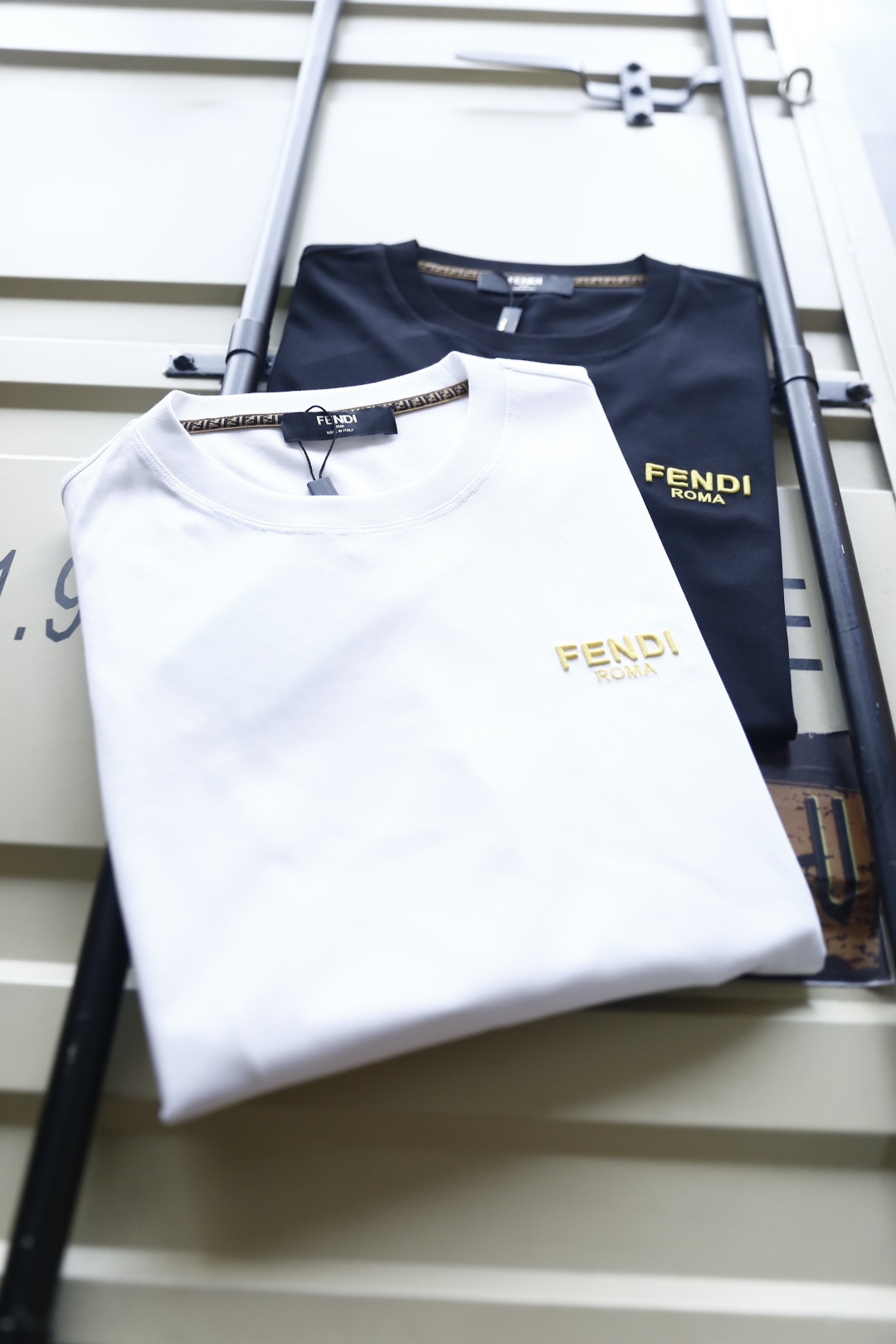 🔥芬迪.26夏季新品！时尚男士百搭短袖T恤采用经典圆领设计，领口边缘饰有品牌标志性织带细节，低调暗藏巧思