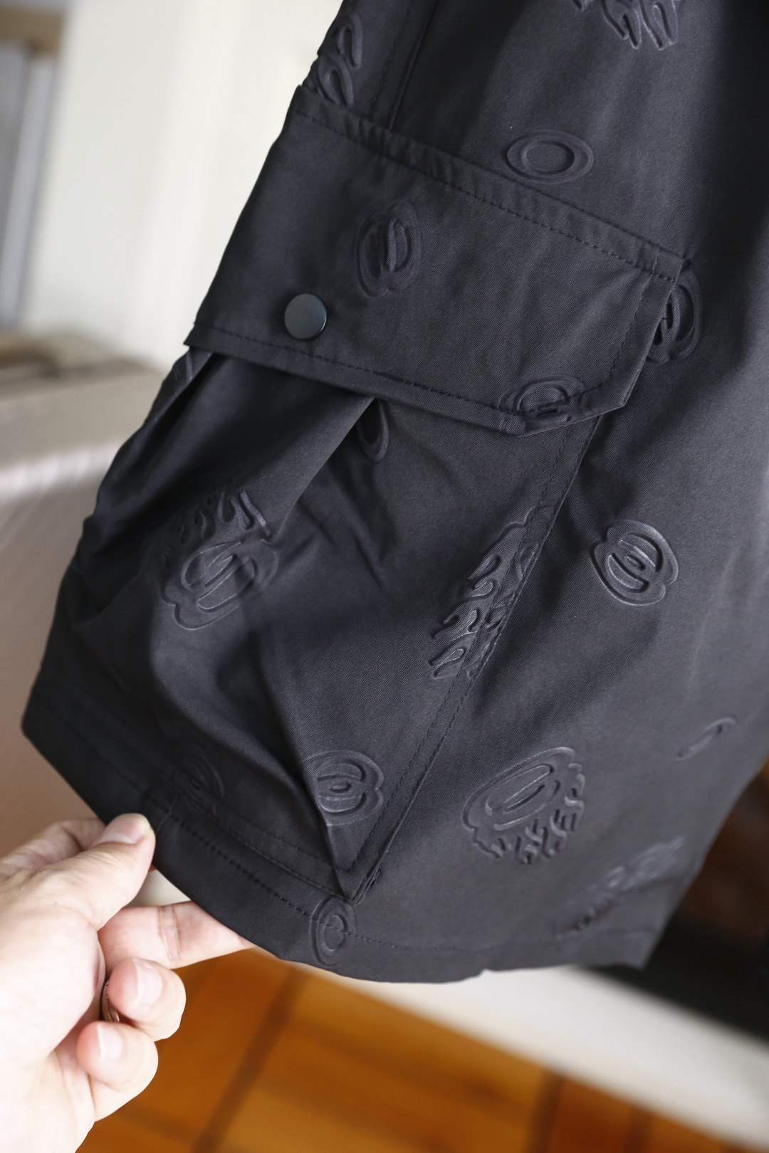 🔥巴黎世家.26夏季新品！时尚男士潮流百搭工装短裤，采用松紧抽绳腰头设计，兼顾舒适与利落感。立体压纹与工