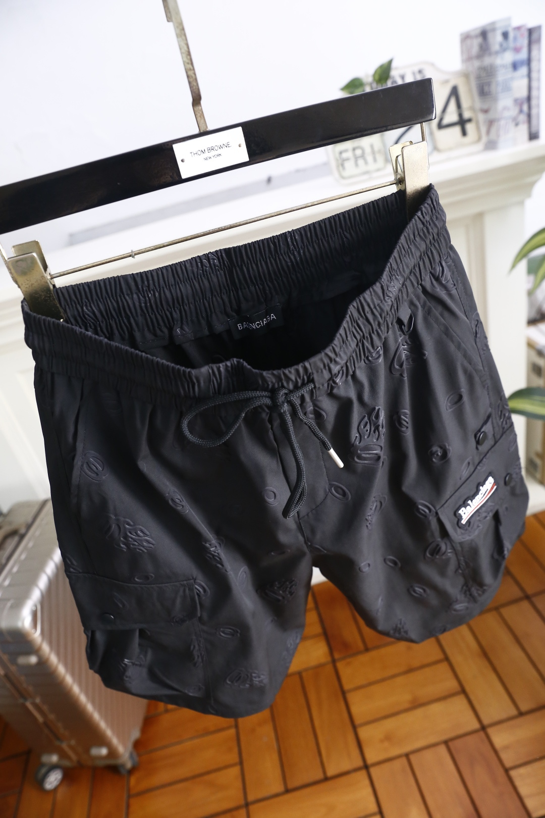 🔥巴黎世家.26夏季新品！时尚男士潮流百搭工装短裤，采用松紧抽绳腰头设计，兼顾舒适与利落感。立体压纹与工