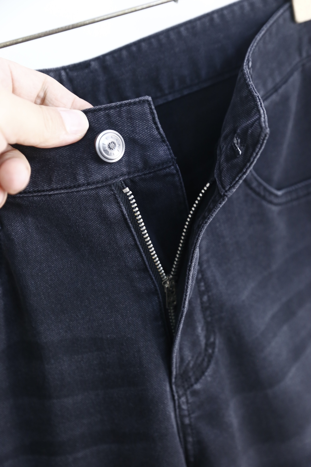 🔥普拉达.26夏季新品！时尚男士经典百搭牛仔裤，利落剪裁修饰腿部线条，打造利落修长的视觉效果。后袋的标识