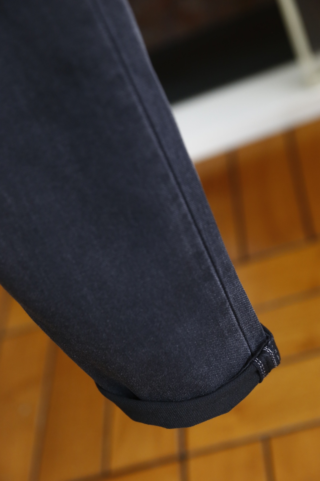 🔥普拉达.26夏季新品！时尚男士经典百搭牛仔裤，利落剪裁修饰腿部线条，打造利落修长的视觉效果。后袋的标识