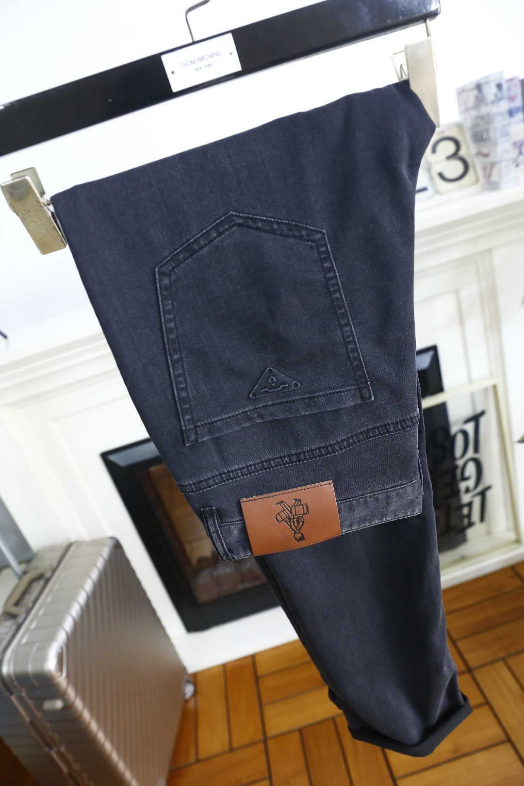 🔥普拉达.26夏季新品！时尚男士经典百搭牛仔裤，利落剪裁修饰腿部线条，打造利落修长的视觉效果。后袋的标识