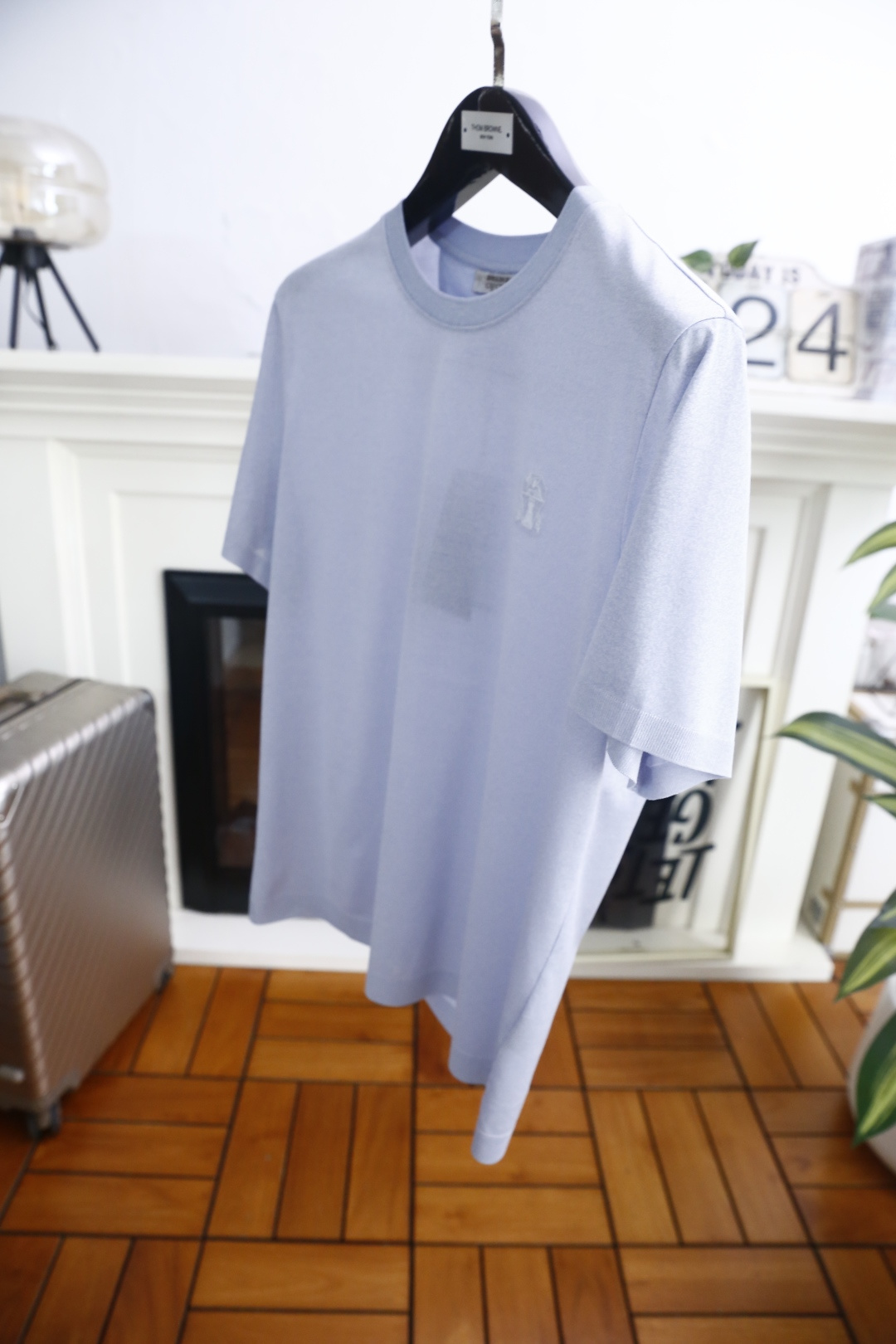 🔥BC.26夏季新品！时尚男士极简风基础T恤，采用利落剪裁打造出松弛而不拖沓的廓形。左胸的精致刺绣标识低