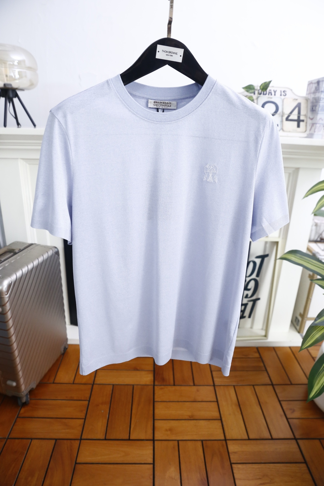 🔥BC.26夏季新品！时尚男士极简风基础T恤，采用利落剪裁打造出松弛而不拖沓的廓形。左胸的精致刺绣标识低