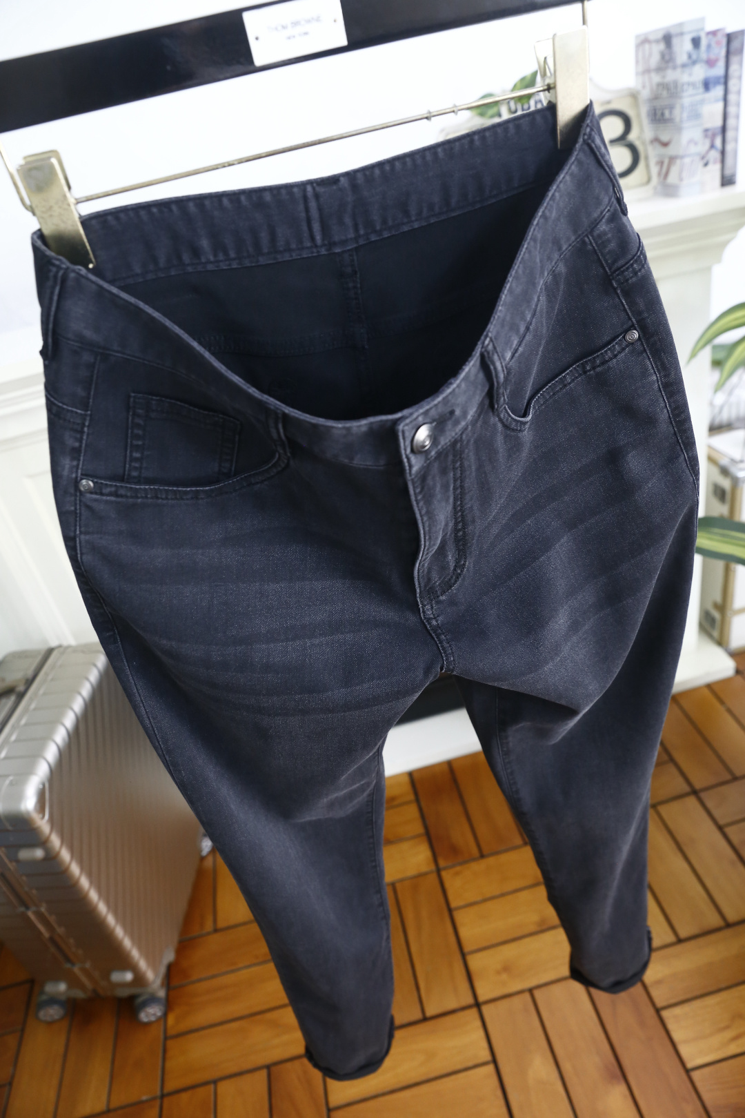 🔥普拉达.26夏季新品！时尚男士经典百搭牛仔裤，利落剪裁修饰腿部线条，打造利落修长的视觉效果。后袋的标识