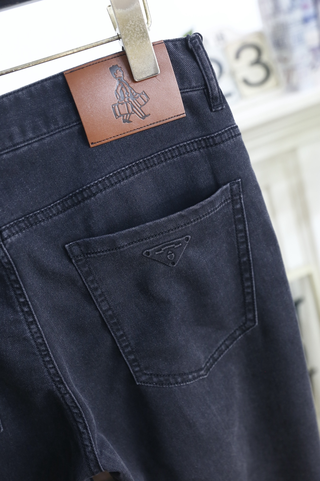 🔥普拉达.26夏季新品！时尚男士经典百搭牛仔裤，利落剪裁修饰腿部线条，打造利落修长的视觉效果。后袋的标识