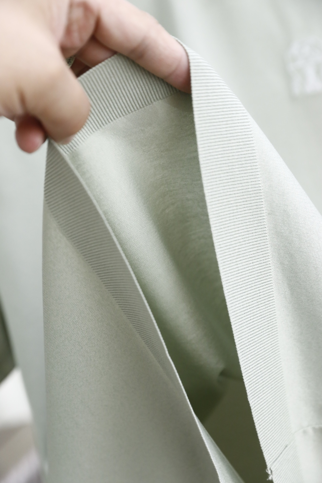 🔥BC.26夏季新品！时尚男士极简风基础T恤，采用利落剪裁打造出松弛而不拖沓的廓形。左胸的精致刺绣标识低